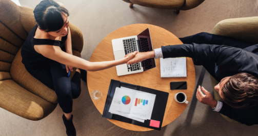 Encuentro profesional entre directivos en un entorno corporativo, reflejo de la creciente presencia de empresas internacionales y de la importancia de la adaptaci&oacute;n cultural en el mercado espa&ntilde;ol.