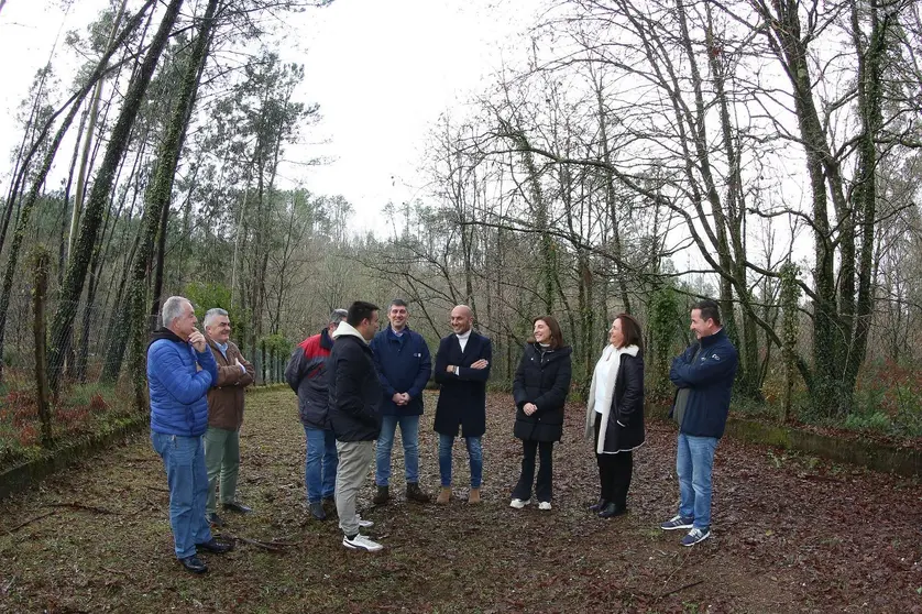 El alcalde de O Porri&ntilde;o, Alejandro Lorenzo, y la conselleira de Medio Ambiente y Cambio Clim&aacute;tico, &Aacute;ngeles V&aacute;zquez, junto a representantes municipales y de las comunidades de aguas durante la visita a la Comunidad de Usuarios de Atios.