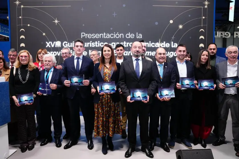La conselleira do Medio Rural, Mar&iacute;a Jos&eacute; G&oacute;mez, junto a representantes institucionales y del sector tur&iacute;stico y hostelero, durante la presentaci&oacute;n de la XVIII edici&oacute;n de la gu&iacute;a gastron&oacute;mica &hellip;Y para comer, Lugo en el marco de FITUR 2026.