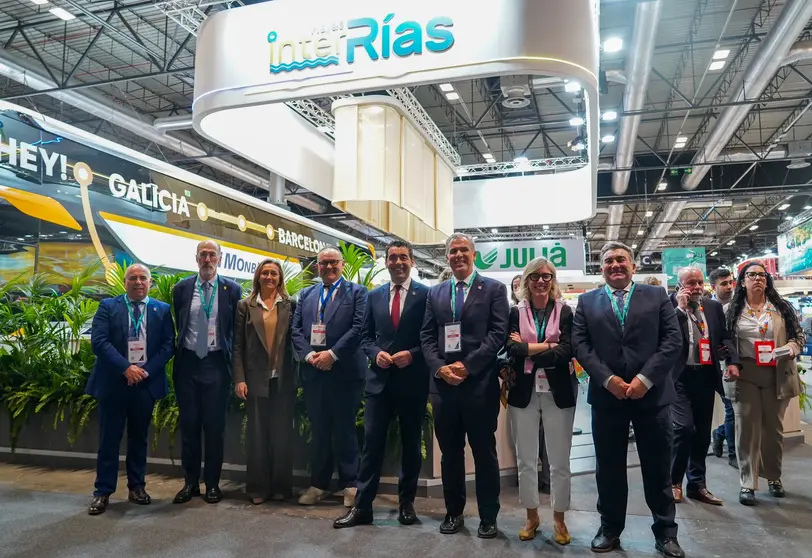 El presidente de la Deputaci&oacute;n de Pontevedra, Luis L&oacute;pez, junto a miembros del gobierno provincial y representantes del sector tur&iacute;stico, durante una visita a empresas y profesionales en el marco de FITUR, donde R&iacute;as Baixas despliega su agenda de promoci&oacute;n para 2026.