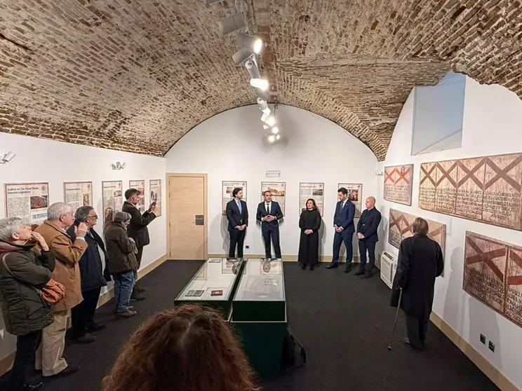 Autoridades y representantes institucionales durante la inauguraci&oacute;n de la exposici&oacute;n &ldquo;Los sambenitos de la catedral de Tui: historia, memoria e infamia&rdquo; en el Centro Sefarad-Israel de Madrid, que re&uacute;ne una de las colecciones m&aacute;s singulares del patrimonio sefard&iacute; gallego.