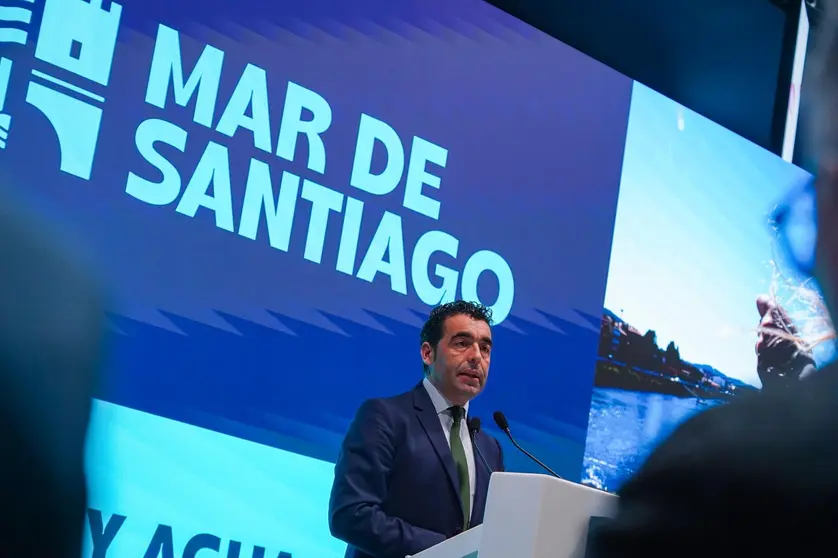 Luis L&oacute;pez interviene en la presentaci&oacute;n del Xeodestino Mar de Santiago en FITUR, destacando el potencial del Camino de Santiago y de los concellos del norte de la provincia como puerta de entrada a las R&iacute;as Baixas.