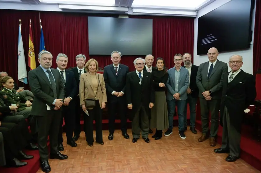 El conselleiro de Sanidade, Antonio G&oacute;mez Caama&ntilde;o, posa junto a acad&eacute;micos y premiados tras la sesi&oacute;n inaugural del curso acad&eacute;mico 2026 de la Real Academia de Medicina de Galicia, celebrada en su sede de A Coru&ntilde;a.