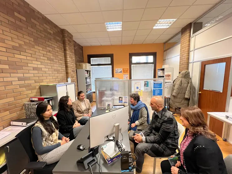 O alcalde Alejandro Lorenzo reuniuse coas tres novas t&eacute;cnicas de orientaci&oacute;n laboral incorporadas ao Concello do Porri&ntilde;o a trav&eacute;s do programa M&aacute;is Emprega, destinado a facilitar a primeira experiencia profesional de persoas recentemente tituladas.