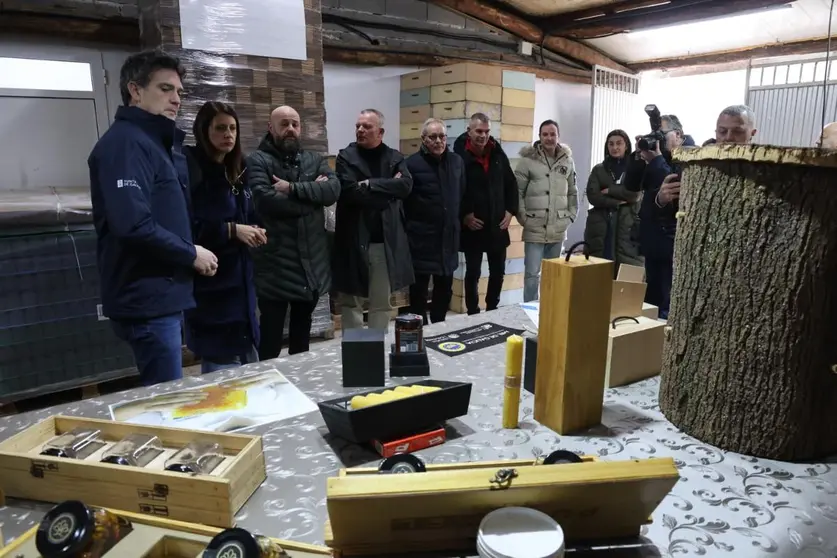 A conselleira do Medio Rural visitou hoxe Puramel Sacra, no Savi&ntilde;ao, un dos produtores ap&iacute;colas galegos premiados recentemente nos Paris Honey Awards.