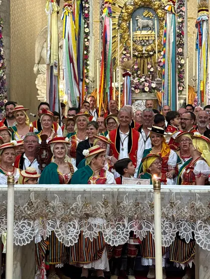 El viaje de vecinos de Ponteareas a La Orotava durante las celebraciones del Corpus Christi, una muestra del hermanamiento cultural y alfombrista que une a ambas localidades desde hace m&aacute;s de cuatro d&eacute;cadas.