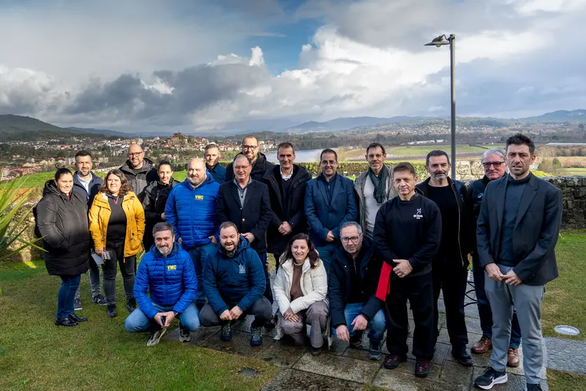 Representantes institucionales y organizadores durante la presentaci&oacute;n del calendario deportivo 2026 de la Eurociudad Tui&ndash;Valen&ccedil;a, que reunir&aacute; 14 eventos de diez modalidades a lo largo del a&ntilde;o a ambos lados del Mi&ntilde;o.