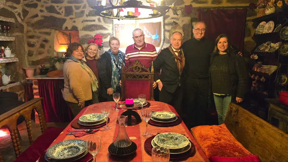 De izq. a dcha., Isabel Otero, Mar&iacute;a May&aacute;n, Marina, Alfonso V&aacute;zquez, Maximino Fdez. Send&iacute;n, Juan Gonz&aacute;lez y Luli Enes. R. LEDO.