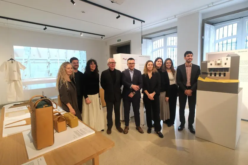 El conselleiro Jos&eacute; Gonz&aacute;lez, junto a representantes de Casa RIA y la Fundaci&oacute;n RIA, durante la inauguraci&oacute;n de la exposici&oacute;n &ldquo;Dise&ntilde;o para vivir&rdquo;, dedicada al estudio David Chipperfield Design.
