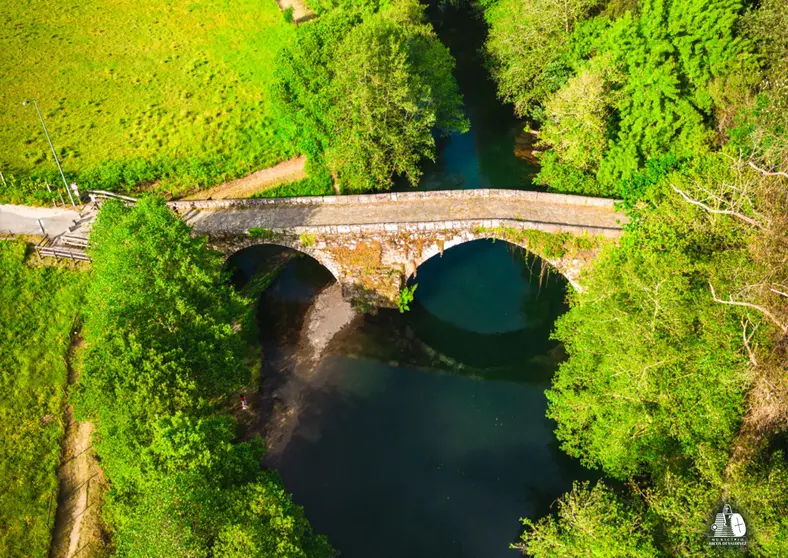 Puente sobre el r&iacute;o Vez, en Arcos de Valdevez, uno de los espacios donde el proyecto europeo LIFE REVIVE impulsar&aacute; acciones de restauraci&oacute;n fluvial y mejora ecol&oacute;gica entre 2026 y 2030.