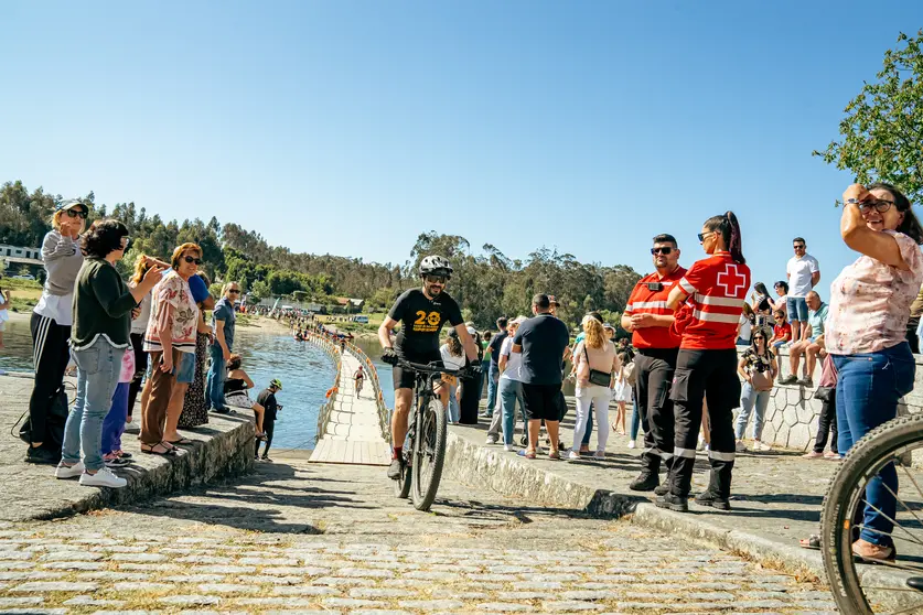 Participantes e p&uacute;blico durante uma prova de trail em Esposende, evento que volta a destacar o concelho como refer&ecirc;ncia no desporto de natureza, com o X Trail marcado para 21 e 22 de mar&ccedil;o.