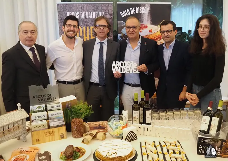epresentantes do Munic&iacute;pio de Arcos de Valdevez na apresenta&ccedil;&atilde;o dos Fins de Semana Gastron&oacute;micos 2026, em Barcelos, promovendo a Carne da Cachena, a do&ccedil;aria tradicional e os Vinhos Verdes do concelho.