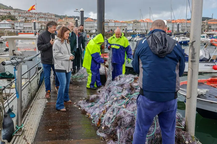 La conselleira do Mar, Marta Villaverde, durante su visita al puerto de Baiona, donde present&oacute; el plan de la Xunta para renovar los pavimentos de pantalanes y mejorar la seguridad en instalaciones flotantes de diez muelles auton&oacute;micos.