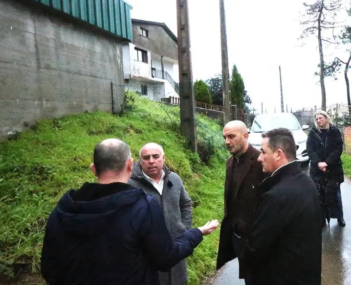 Representantes del Concello do Porri&ntilde;o y de la Diputaci&oacute;n de Pontevedra visitan en Budi&ntilde;o las actuaciones de mejora en la red de abastecimiento de la Comunidad de Usuarios de Casal-Chan-Orbenlle, dentro del plan de apoyo a las comunidades de aguas.