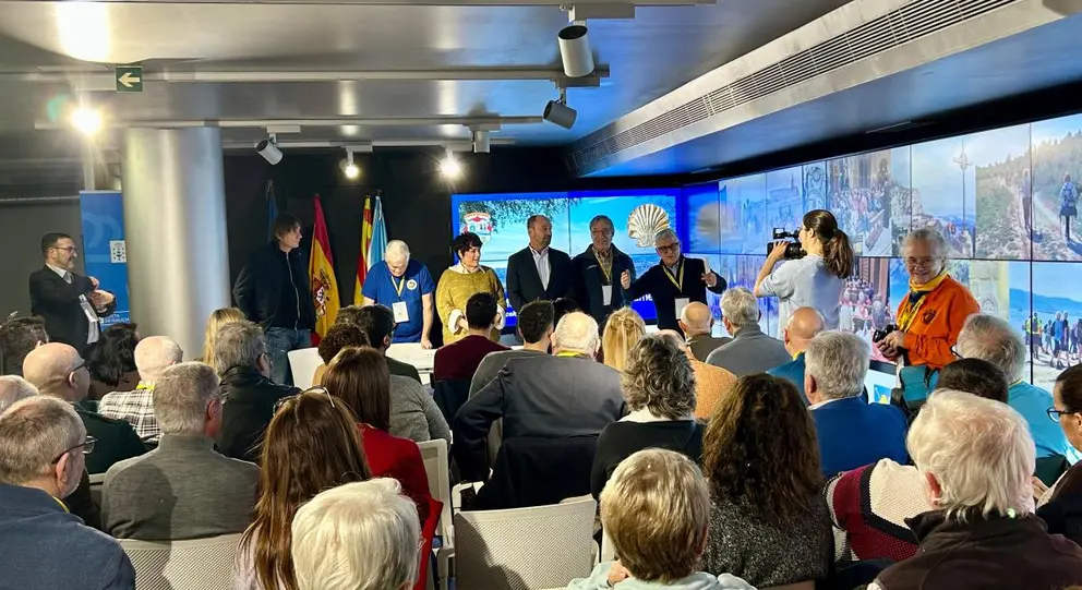 Xos&eacute; Merelles interviene en la tercera asamblea de la Federaci&oacute;n de Asociaci&oacute;ns de Amigos do Cami&ntilde;o de Sant Jaume, celebrada en Santa Coloma de Gramenet, donde anim&oacute; a las entidades catalanas a implicarse en el dise&ntilde;o del Xacobeo 2027.