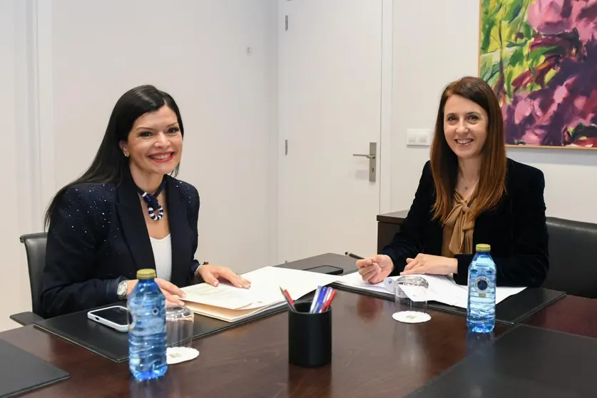 La conselleira do Medio Rural, Mar&iacute;a Jos&eacute; G&oacute;mez, y la alcaldesa de Mos, Nidia Ar&eacute;valo, durante la reuni&oacute;n celebrada este mediod&iacute;a para impulsar la promoci&oacute;n del vino rosado gallego en la Festa da Rosa 2026 y avanzar en mejoras de caminos rurales con apoyo de la Xunta.