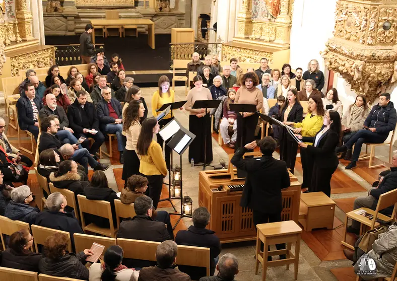 Pie de foto:
A Schola Cantorvm da Colegiada de Cedofeita, sob a dire&ccedil;&atilde;o do maestro Nuno Miguel de Almeida, protagonizou um concerto de grande qualidade no Centro Interpretativo do Barroco, num ambiente de proximidade e espiritualidade que envolveu int&eacute;rpretes e p&uacute;blico.