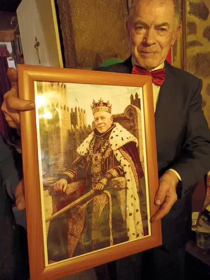 Maximino Fern&aacute;ndez Send&iacute;n exhibe un cuadro que le regalaron por su cumplea&ntilde;os con todos los atributos reales. C&Eacute;SAR ARDAYA.