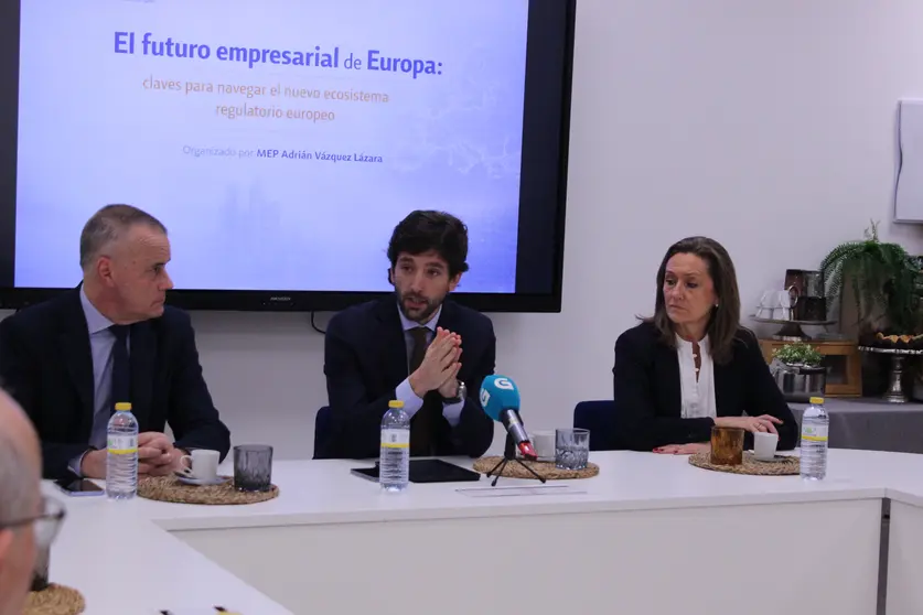 El eurodiputado Adri&aacute;n V&aacute;zquez analiza el futuro regulatorio europeo en un encuentro con empresarios en la Confederaci&oacute;n Empresarial de Pontevedra.