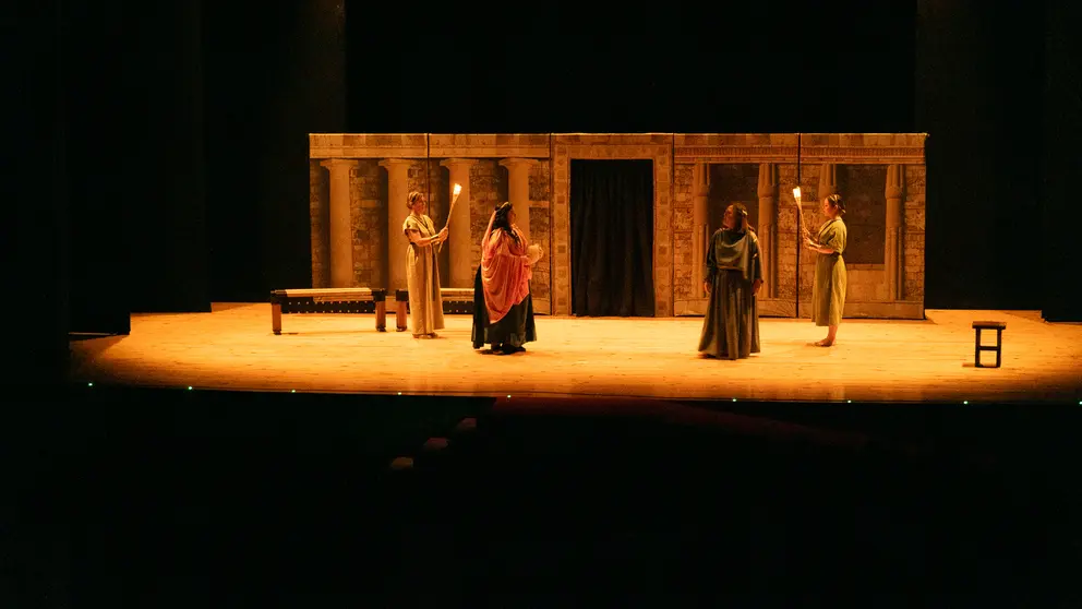 Un momento dunha das representaci&oacute;ns do Festival de Teatro Grecolatino, que volve ao Teatro Municipal de Tui o pr&oacute;ximo 24 de febreiro con d&uacute;as obras cl&aacute;sicas a cargo do grupo Noite Bohemia.