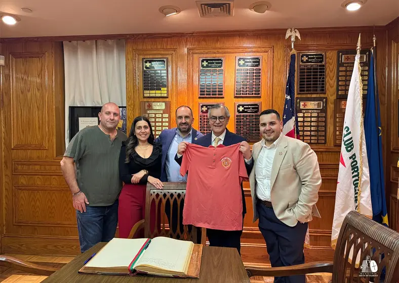 O Presidente da C&acirc;mara Municipal de Arcos de Valdevez, Oleg&aacute;rio Gon&ccedil;alves, na Sala de Honra do Sport Clube Portugu&ecirc;s, em Newark, ap&oacute;s assinar o Livro de Honra da institui&ccedil;&atilde;o, acompanhado por membros da comitiva e respons&aacute;veis do clube.