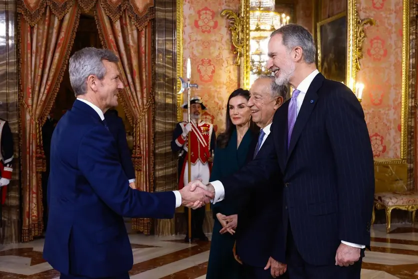 Su Majestad el Rey Felipe VI saluda al presidente de la Rep&uacute;blica Portuguesa, Marcelo Rebelo de Sousa, en el Palacio Real de Madrid, en presencia de la Reina Letizia y del presidente de Portugal, durante los actos oficiales con motivo de su visita a Espa&ntilde;a.