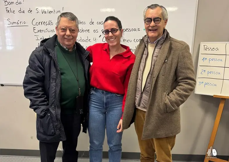 O Presidente da C&acirc;mara Municipal de Arcos de Valdevez, Oleg&aacute;rio Gon&ccedil;alves, durante a visita &agrave; Escola Lu&iacute;s de Cam&otilde;es, em Newark, acompanhado por representantes da comunidade portuguesa e da institui&ccedil;&atilde;o de ensino.