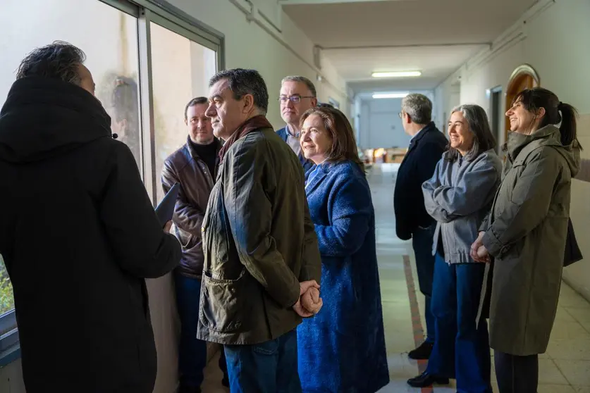El conselleiro de Educaci&oacute;n, Rom&aacute;n Rodr&iacute;guez, y la delegada territorial de la Xunta en Vigo, Ana Ortiz, durante su visita al CIFP Valent&iacute;n Paz Andrade, donde se est&aacute;n ejecutando obras de rehabilitaci&oacute;n y mejora de la envolvente del edificio.