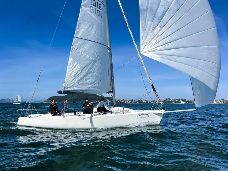 El Okofen, patroneado por Javier de la G&aacute;ndara, durante una de las mangas de la jornada inaugural de la Liga de Invierno Baitra J80 en aguas de la bah&iacute;a de Baiona. JUAN JOS&Eacute; DUR&Aacute;N.