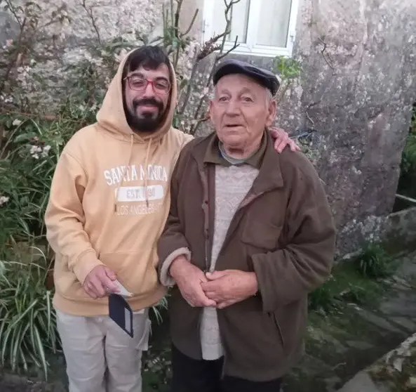 Aurelio Outerelo xunto ao seu neto Alejandro, durante unha das conversas nas que reconstru&iacute;ron a memoria familiar.