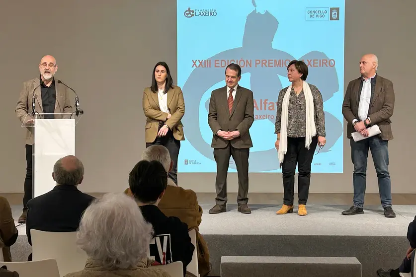 De esquerda a dereita, Francisco Castro durante a s&uacute;a intervenci&oacute;n; a escritora An Alfaya; o presidente da Fundaci&oacute;n Laxeiro e alcalde de Vigo, Abel Caballero; a conselleira de Cultura, Lingua e Xuventude, e o concelleiro Ricardo Gonz&aacute;lez, no acto de entrega do Premio Laxeiro 2026 celebrado no MARCO de Vigo.