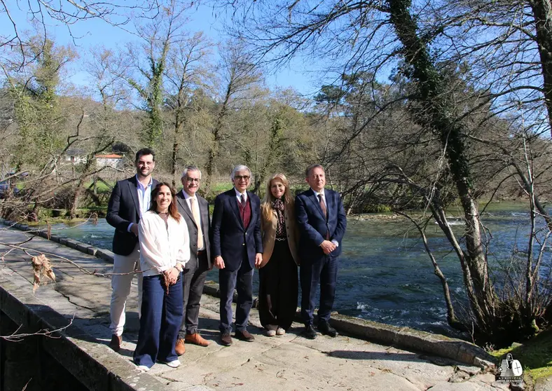O Presidente da Assembleia da Rep&uacute;blica, Jos&eacute; Pedro Aguiar Branco, acompanhado pelo presidente da C&acirc;mara Municipal de Arcos de Valdevez, Oleg&aacute;rio Gon&ccedil;alves, e por deputados eleitos por Viana do Castelo, durante a visita aos locais afetados pelas recentes intemp&eacute;ries no concelho.
