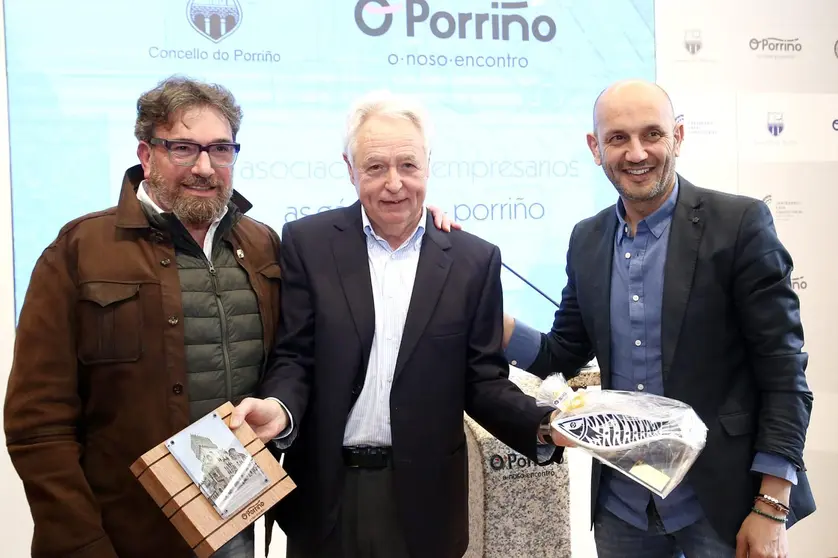 O alcalde Alejandro Lorenzo e representantes do tecido empresarial entregan a Santiago G&oacute;mara un reco&ntilde;ecemento institucional pola s&uacute;a traxectoria &aacute; fronte da planta de Pescanova no Porri&ntilde;o.