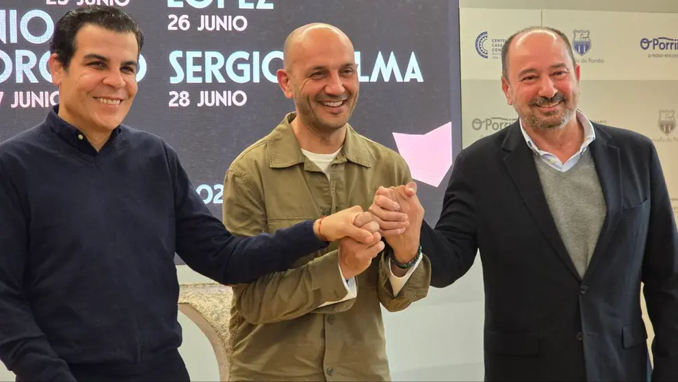 O director de Turismo de Galicia, Xos&eacute; Merelles; o alcalde do Porri&ntilde;o, Alejandro Lorenzo; e un dos organizadores do festival Petra Rosa, durante a presentaci&oacute;n oficial do evento na Casa do Concello.