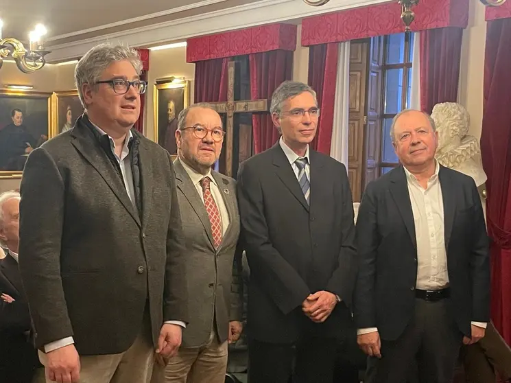 De izquierda a derecha, Antonio L&oacute;pez D&iacute;az, rector de la USC; Francisco Loimil Garrido, presidente de la Real Sociedad Econ&oacute;mica de Amigos del Pa&iacute;s de Santiago; el premiado Miguel &Aacute;ngel S&aacute;nchez del R&iacute;o; y Jos&eacute; Antonio Dom&iacute;nguez Varela, gerente del Consorcio de Santiago, durante la entrega del IX Premio Domingo Font&aacute;n.