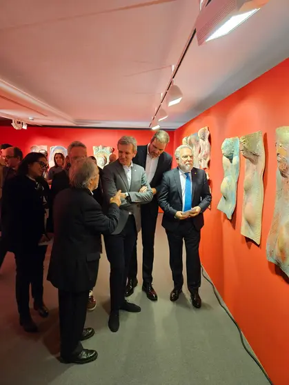 El escultor Acisclo Manzano explica su obra al presidente de la Xunta, Alfonso Rueda, durante la inauguraci&oacute;n de la exposici&oacute;n &ldquo;Bosquexo para Mateo&rdquo; en el Museo das Peregrinaci&oacute;ns de Santiago.