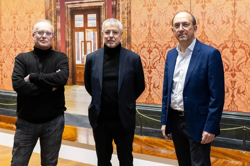 El director xeral de Cultura, Anxo M. Lorenzo, junto al artista Llu&iacute;s Hortal&agrave; y responsables del CGAC durante la presentaci&oacute;n de la exposici&oacute;n Ante a Lei en Santiago de Compostela.