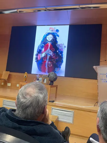 Proxecci&oacute;n da imaxe da Virxe do Cristal creada por Carmen Touza durante a presentaci&oacute;n da obra no Centro Cultural Marcos Valc&aacute;rcel.