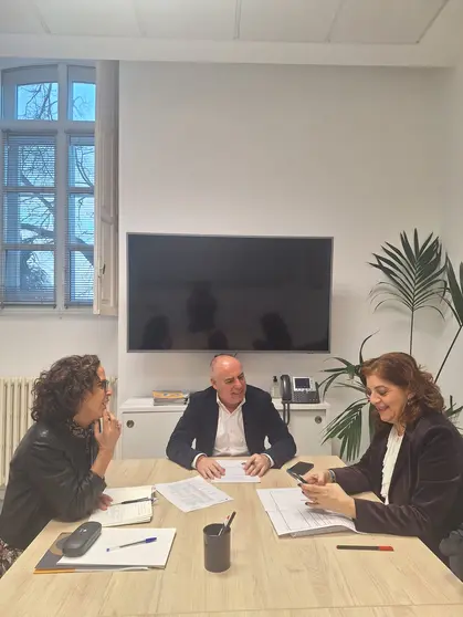 El diputado Javier Tour&iacute;s y la directora xeral Marta Mari&ntilde;o, junto a personal t&eacute;cnico, durante la reuni&oacute;n celebrada en la Deputaci&oacute;n de Pontevedra para analizar l&iacute;neas de apoyo al emprendimiento en el sector primario.