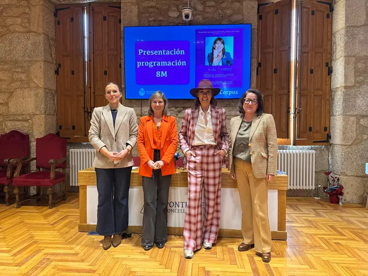 A cineasta e xornalista Mabel Lozano, xunto a representantes do Concello de Ponteareas durante a presentaci&oacute;n da programaci&oacute;n municipal con motivo do 8 de marzo, D&iacute;a Internacional da Muller.