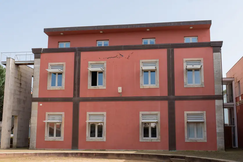 Edificio de la Casa da Juventude de Esposende, que ser&aacute; objeto de una intervenci&oacute;n de rehabilitaci&oacute;n para mejorar sus condiciones estructurales y su eficiencia energ&eacute;tica.