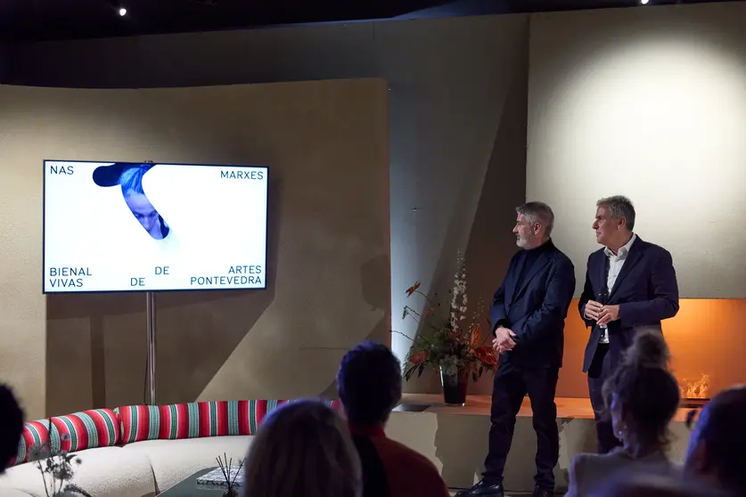 El vicepresidente de la Diputaci&oacute;n de Pontevedra, Rafa Dom&iacute;nguez, y el comisario I&ntilde;aki Mart&iacute;nez Antelo durante la presentaci&oacute;n de la Bienal de Artes Vivas de Pontevedra en ARCOmadrid.