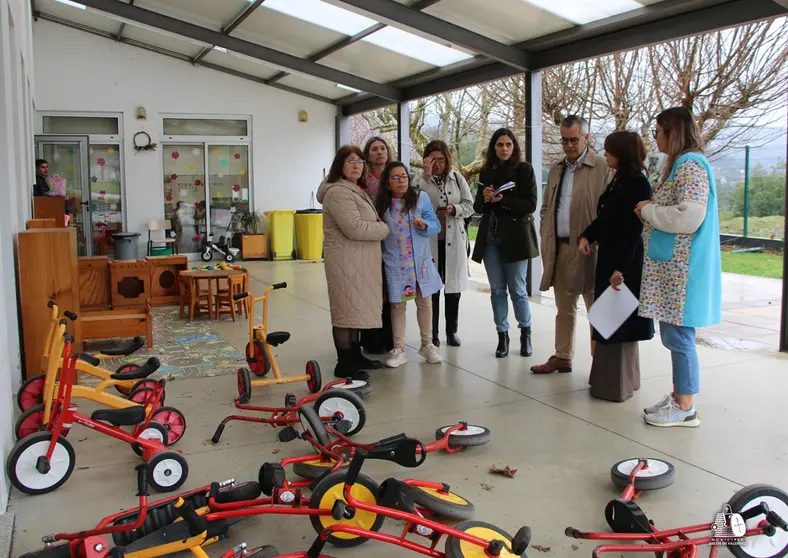 El presidente de la C&aacute;mara Municipal, Oleg&aacute;rio Gon&ccedil;alves, y la concejala de Educaci&oacute;n, Marlene Barros, visitan la Escuela B&aacute;sica Padre Himalaya, en T&aacute;vora, junto a t&eacute;cnicos municipales y responsables educativos para evaluar las necesidades de mejora del centro.
