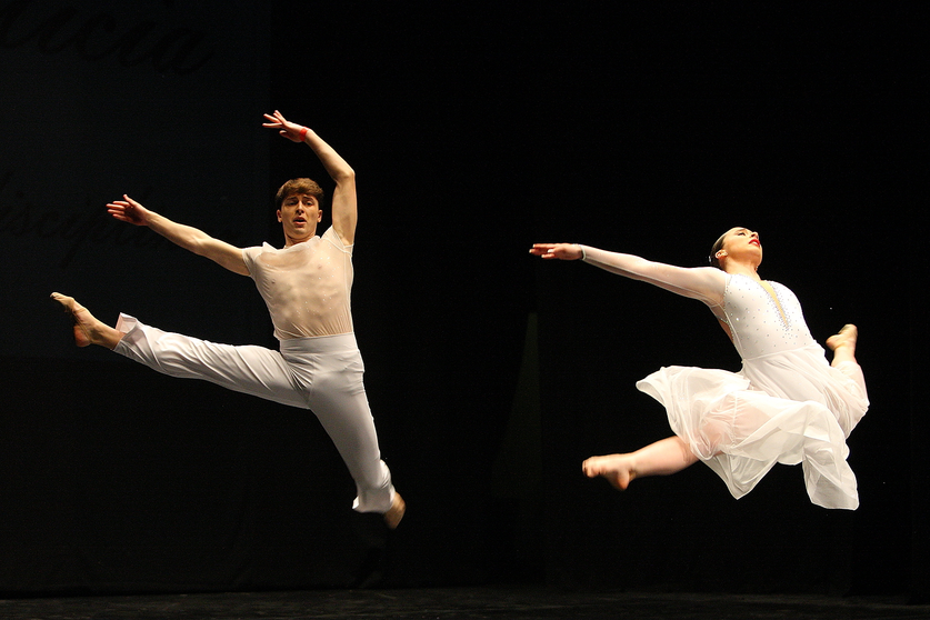 Dos bailarines durante una de las coreograf&iacute;as del campeonato multidisciplinar Dancing Galicia, celebrado en el auditorio Afundaci&oacute;n de Pontevedra.