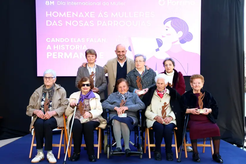El alcalde de O Porri&ntilde;o, Alejandro Lorenzo, junto a las nueve mujeres homenajeadas en el acto del 8M celebrado por el Concello para reconocer a referentes de las parroquias del municipio.