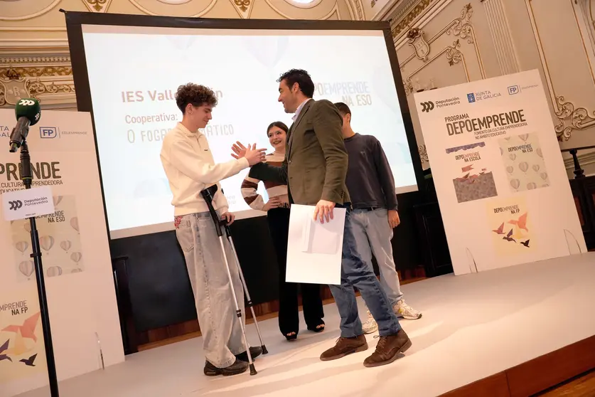 El presidente de la Deputaci&oacute;n de Pontevedra, Luis L&oacute;pez, entrega el NIF a una de las cooperativas escolares participantes en el programa DepoEmprende durante el acto celebrado en el Pazo Provincial, en el que participaron m&aacute;s de 200 estudiantes de nueve centros educativos de la provincia.