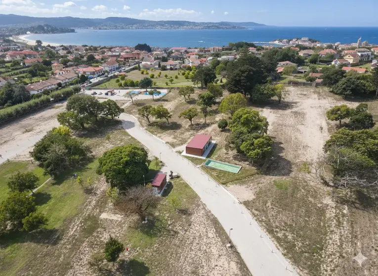 Vista a&eacute;rea del Ledicia Camper Park, el nuevo recinto para autocaravanas situado en Panx&oacute;n (Nigr&aacute;n), considerado el mayor de Galicia y del noroeste peninsular.
