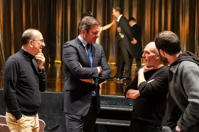 El conselleiro de Cultura, Lingua e Xuventude, Jos&eacute; L&oacute;pez Campos, conversa con el equipo art&iacute;stico durante su visita a los ensayos de Hamlet en el Sal&oacute;n Teatro de Santiago de Compostela, donde el Centro Dram&aacute;tico Galego estrenar&aacute; el pr&oacute;ximo 19 de marzo una nueva versi&oacute;n en gallego del cl&aacute;sico de Shakespeare dirigida por Tito Asorey.