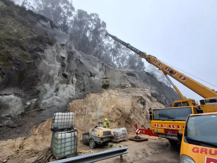 Trabajos de estabilizaci&oacute;n del talud en la autopista AG-57, a su paso por Gondomar, donde la Xunta ejecuta labores de bulonado y gunitado tras los desprendimientos provocados por los recientes temporales.