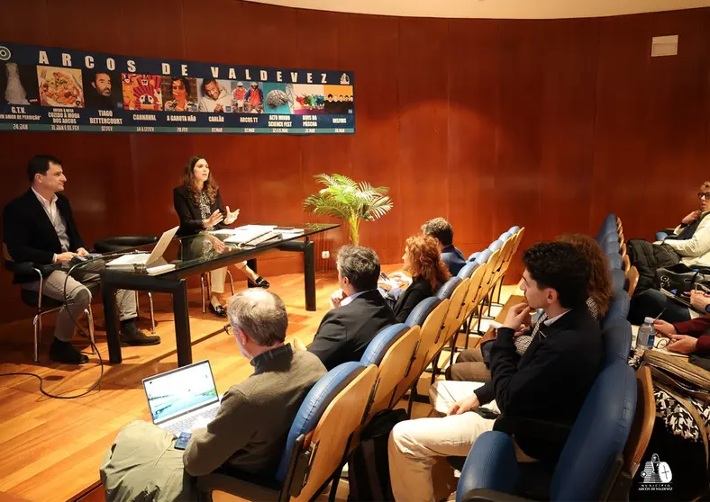 Reuni&oacute;n plenaria del Consejo Local de Acci&oacute;n Social de Arcos de Valdevez celebrada en el auditorio del Centro Municipal de Informaci&oacute;n y Turismo, presidida por la concejala de Acci&oacute;n Social, Marlene Barros, con la participaci&oacute;n de los distintos socios de la red social del municipio.